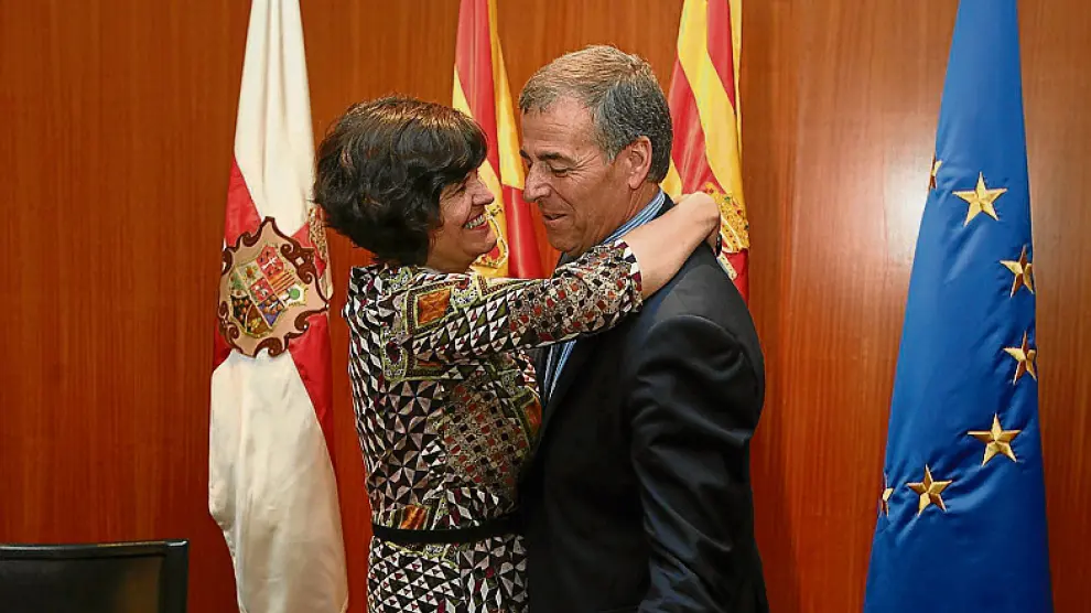 Lourdes Arruebo, vicepresidenta segunda, abraza a Cosculluela.