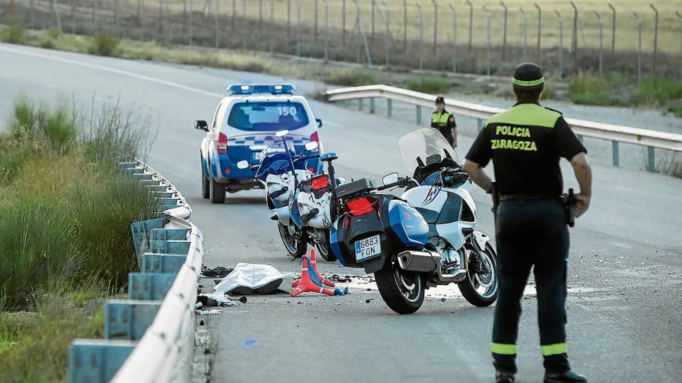 La colisión se produjo sobre las 19.45 en la carretera que une la autovía de Madrid con la Base.