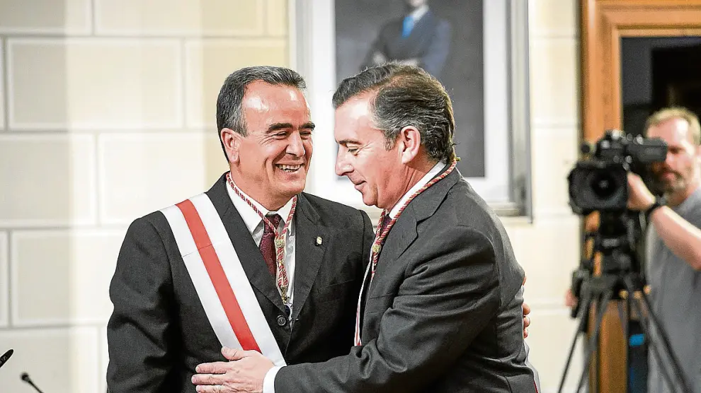 Sánchez Quero (izquierda) recibe la felicitación de su antecesor, Luis María Beamonte.