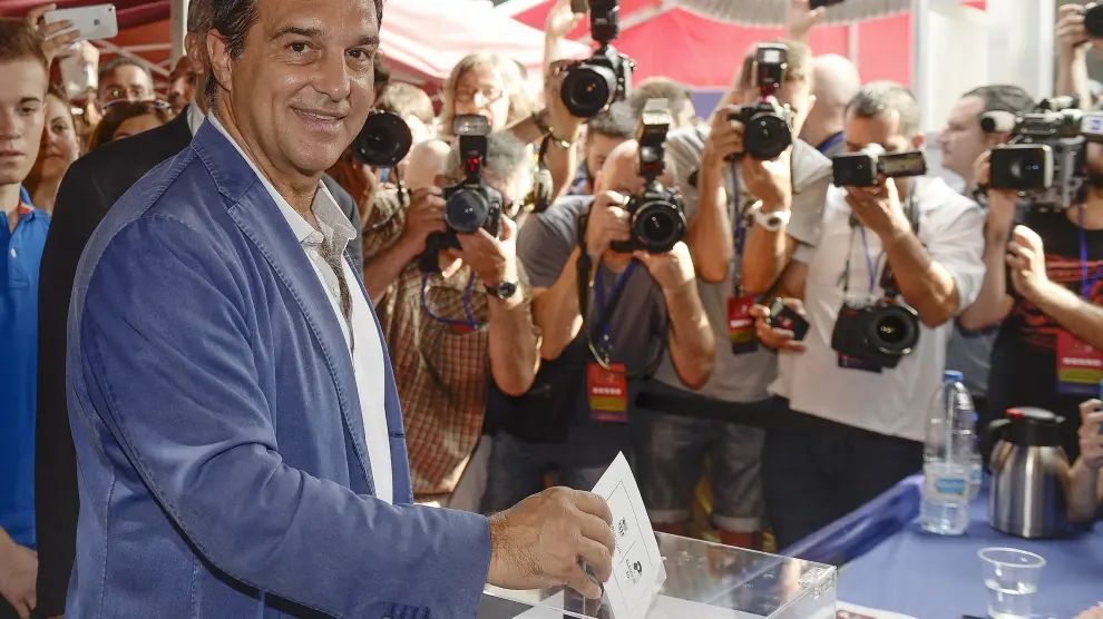 Laporta ejerce su derecho al voto durante las elecciones de presidente del FC Barcelona.