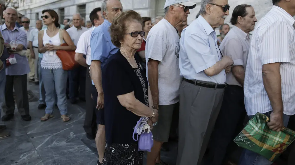 Colas en los bancos griegos