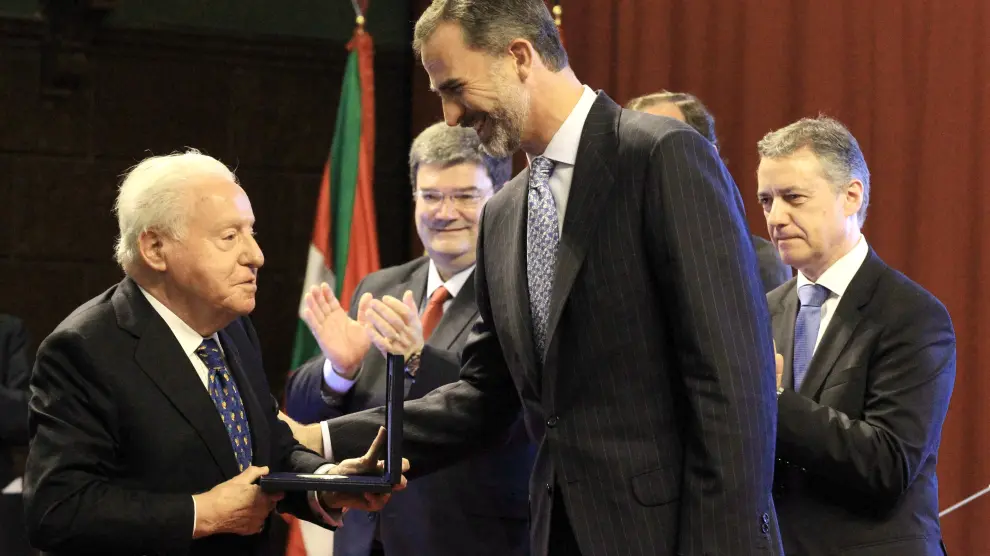 El Rey durante la entrega del premio a José Ferrer Sala.