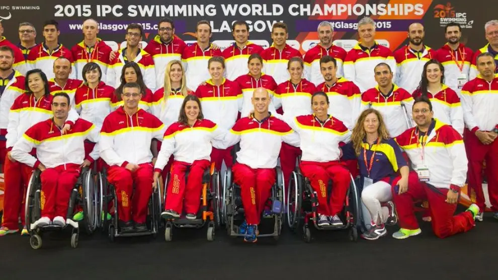 El equipo español de natación posa en Glasgow