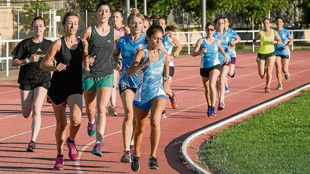 Un grupo de corredoras trota en la pista de La Granja durante la prueba de 1.000 metros.