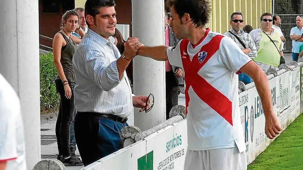 Fernando Losfablos y el capitán Juanjo Camacho se saludan en un encuentro de la temporada.