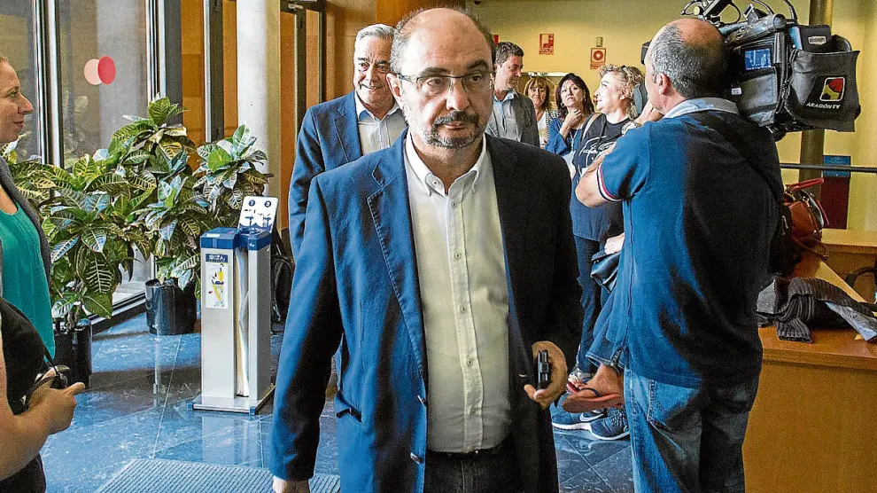 Javier ?Lambán, antes de participar en las Cortes en una reunión con Podemos, CHA e IU.