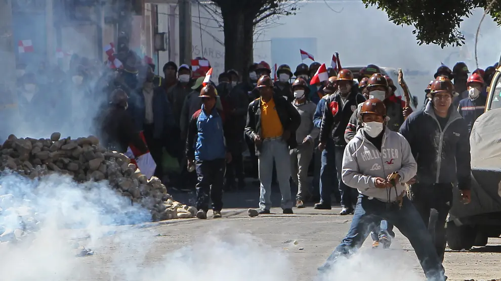 Mineros bolivianos se enfrentan con policías en La Paz.