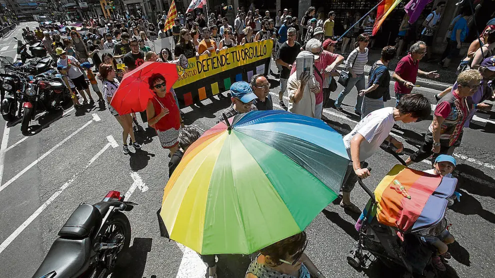 Cientos de personas participaron ayer en la manifestación del orgullo gay.