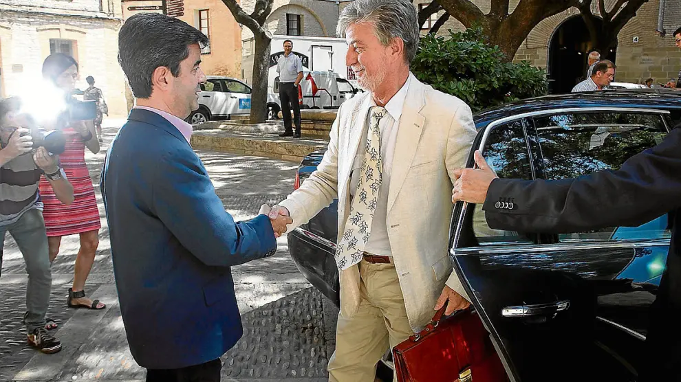 El alcalde de Huesca, Luis Felipe, recibe al de Zaragoza, Pedro Santisteve.