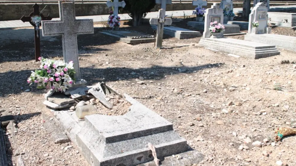 Imagen del estado de una sepultura del cementerio antiguo.