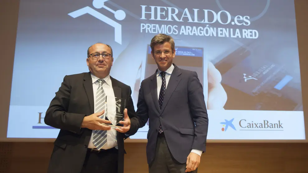 Mikel Iturbe, director de HERALDO, entregó el premio a José Antonio Giménez, secretario general técnico del Departamento de Ciudadanía y Derechos Sociales del Gobierno de Aragón.