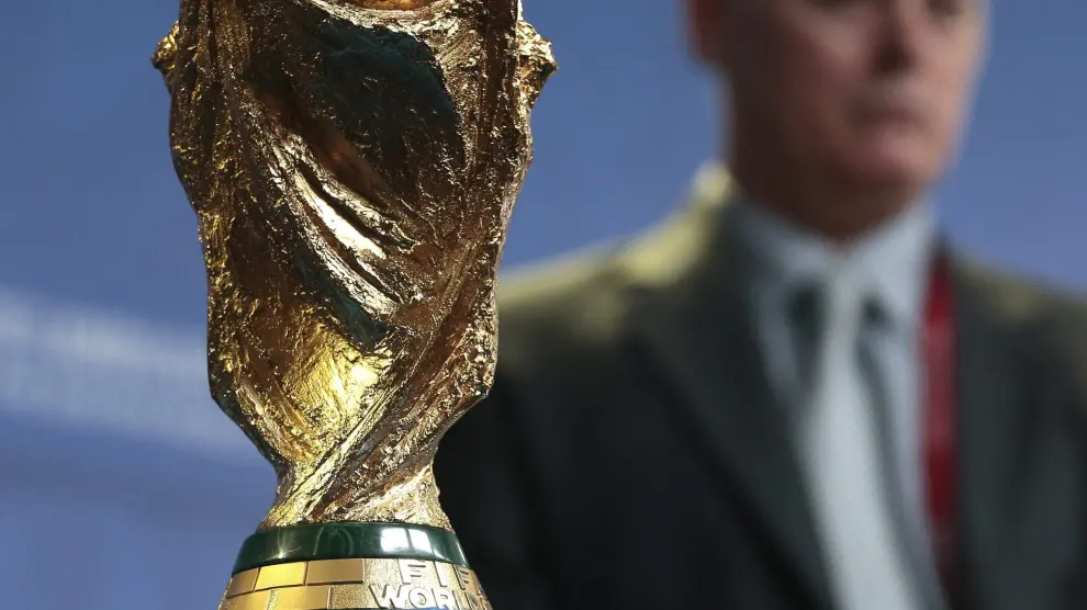 La Copa del Mundo expuesta en San Petesburgo antes del sorteo que se celebrará este sábado.