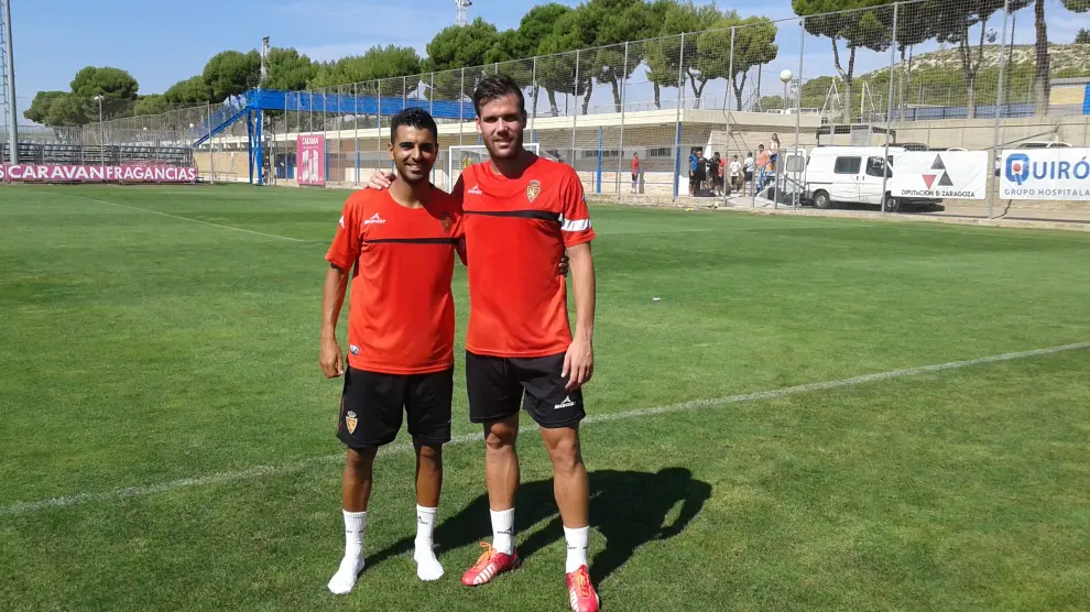 Ángel y Ortuño posan en la Ciudad Deportiva del Real Zaragoza
