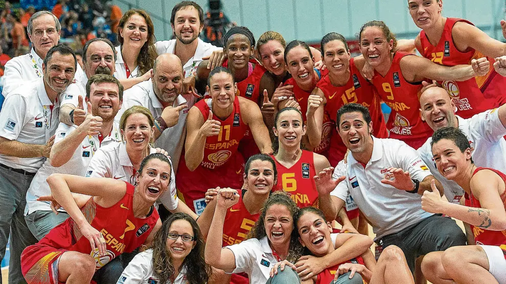 La selección española de baloncesto celebra la medalla de bronce.