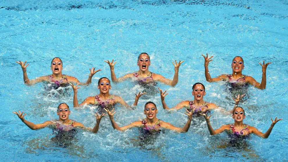 El equipo español de natación sincronizada durante su actuación en la final de rutina técnica por equipos.