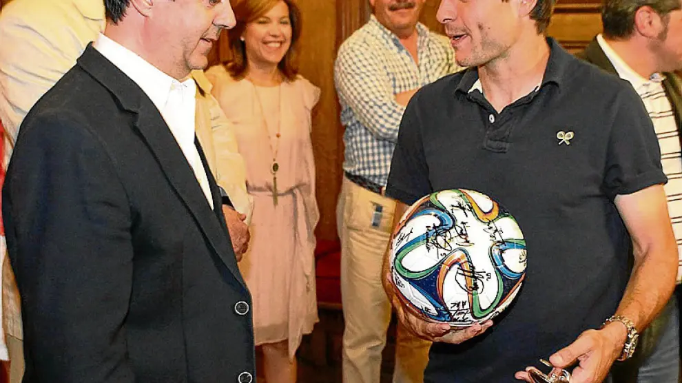 Camacho regaló al alcalde un balón firmado por la plantilla.