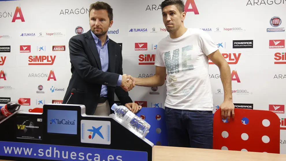 El director deportivo del Huesca, Lalo Artegui, con el jugador Óscar Ramírez durante su presentación.
