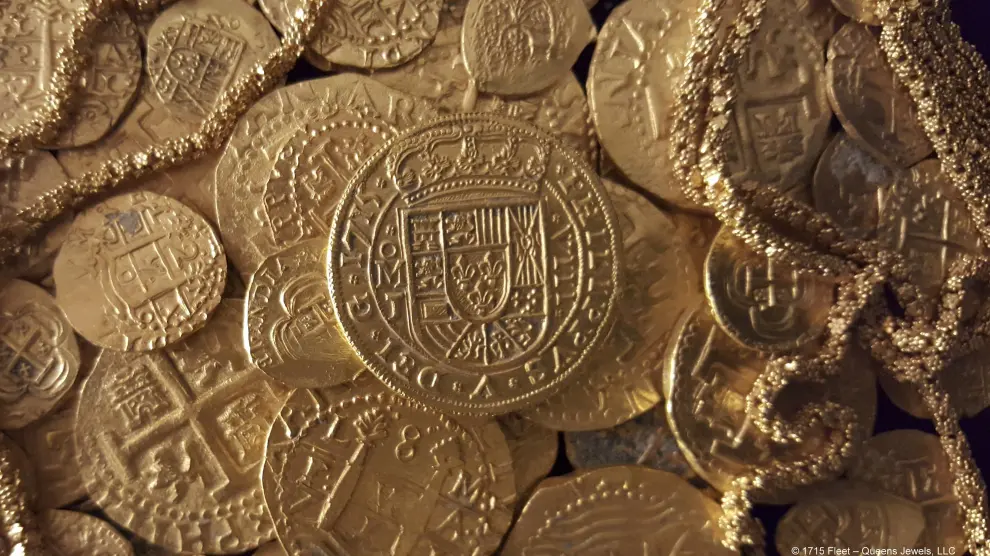 Algunas de las monedas de oro halladas en el interior del barco español hundido.