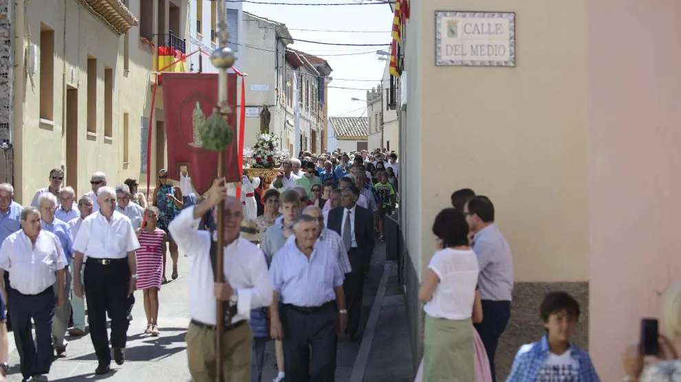 La procesión con la imagen de Santa Beatriz recorrió la localidad el día principal de sus fiestas.