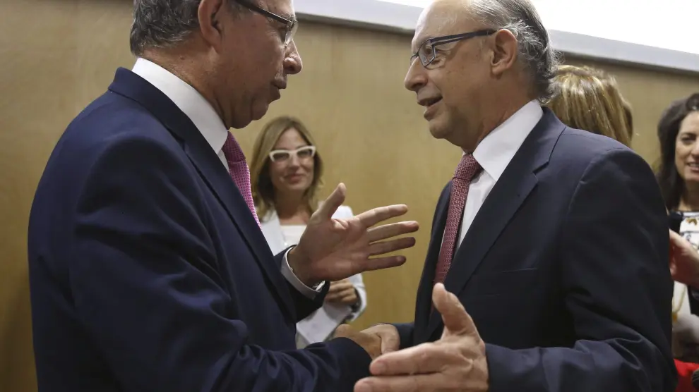 Fernando Gimeno saluda al ministro de Hacienda, Cristóbal Montoro