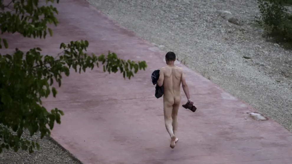 Imagen de archivo de un hombre caminando por la ribera tras bañarse desnudo en el Ebro