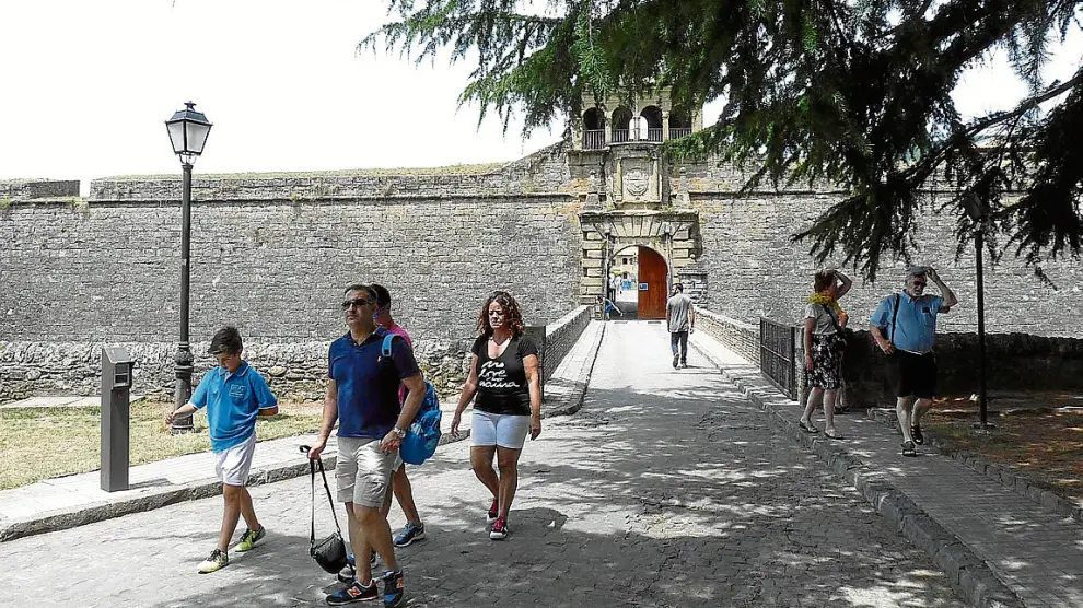 Turistas saliendo ayer de la Ciudadela, uno de los principales puntos de interés de Jaca.