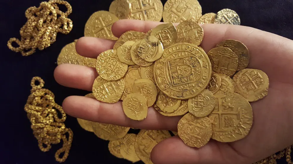 Monedas de oro halladas por la familia Schmitt, procedentes de un pecio español del siglo XVIII que naufragó en Florida.