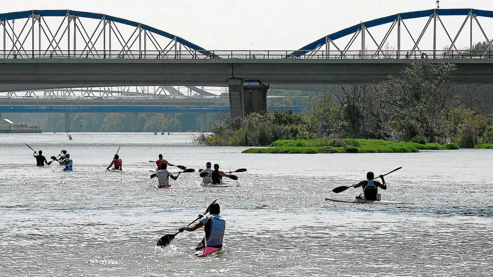 El río acogerá durante el fin de semana cursos de iniciación al piragüismo, además de clases de remo, pesca, bautismo de buceo y paseos en moto de agua.