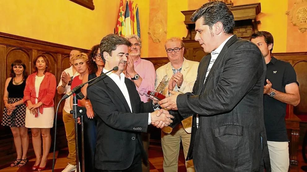El alcalde de Huesca, Luis Felipe, y el presidente del Huesca, Fernando Losfablos, en el Ayuntamiento el pasado lunes.