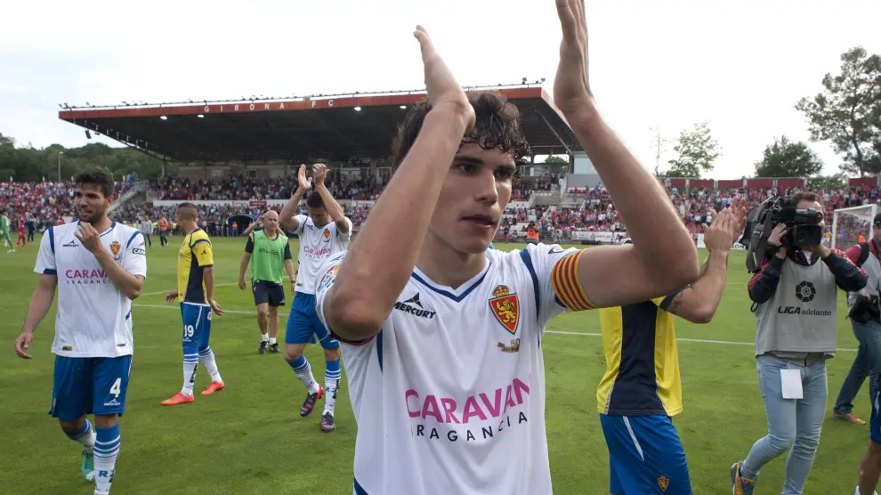 Jesús Vallejo, al final del partido de la promoción en Gerona en junio, saluda a la afición zaragocista tras el triunfo en Montilivi.