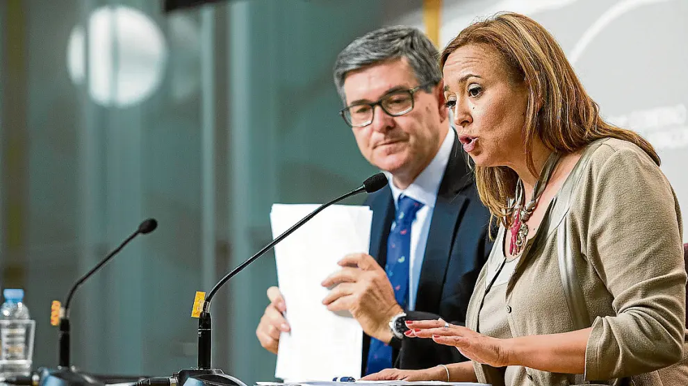 La consejera de Educación, Mayte Pérez, ayer, junto a su homólogo de Presidencia, Vicente Guillén.