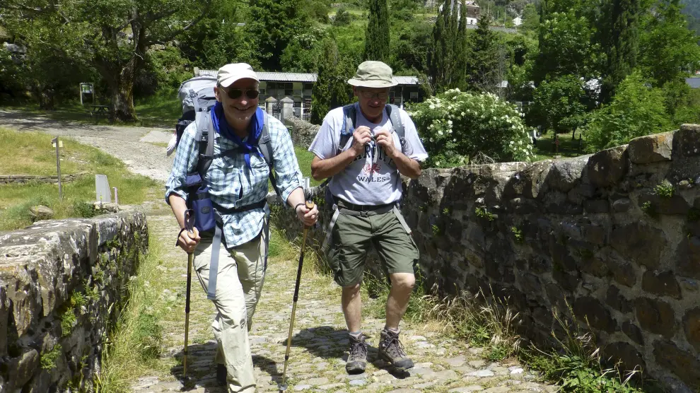 Dos peregrinos haciendo el Camino en una foto de archivo