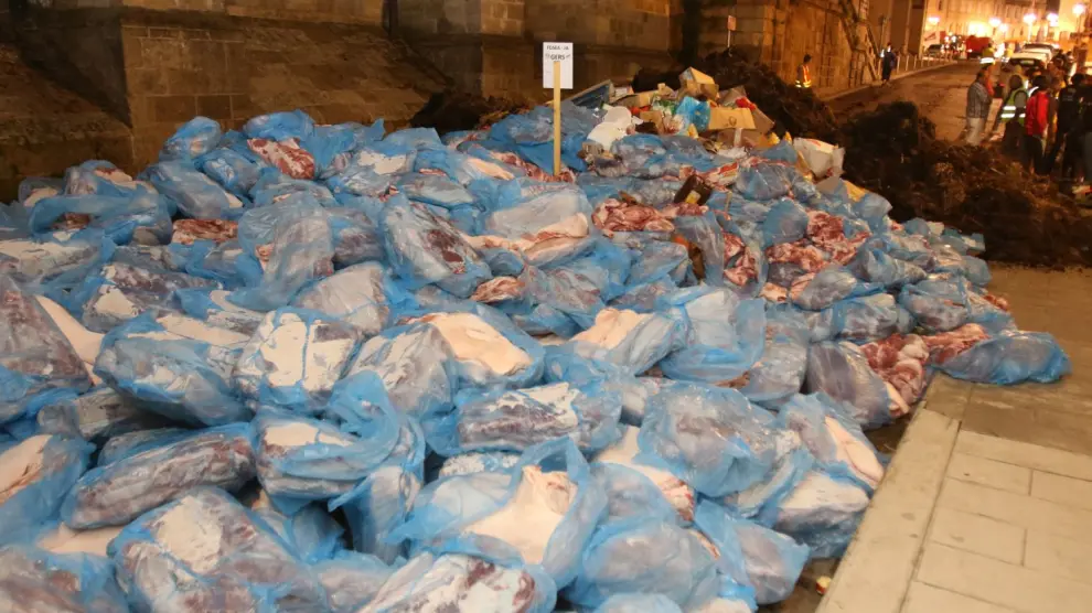 Varios lotes de carne de cerdo española volcada por los agricultores franceses en Auch.