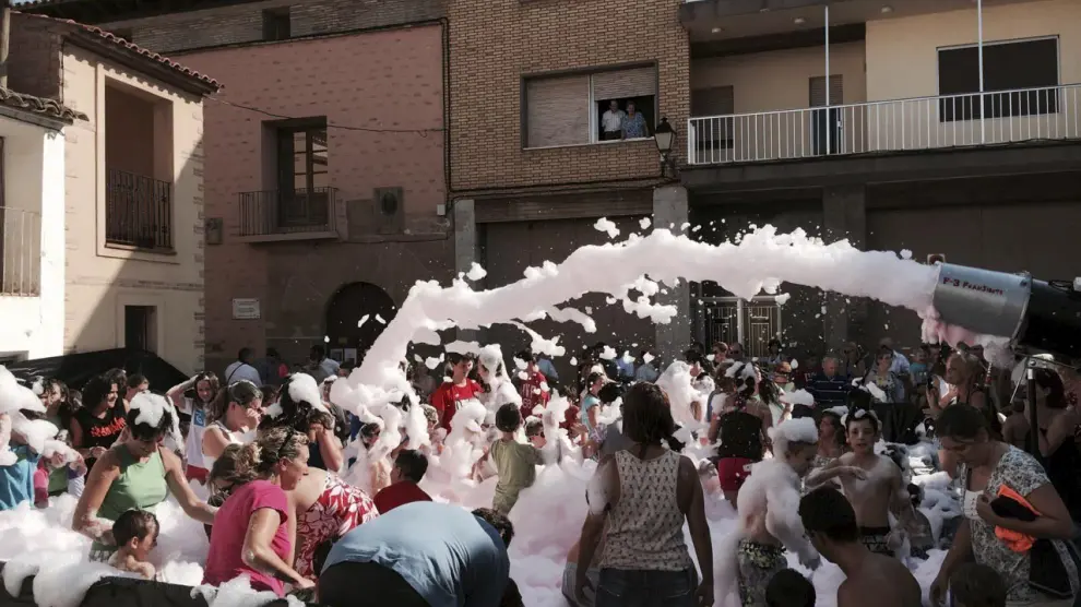 Fiesta de la espuma organizada en Villanueva de Sijena.