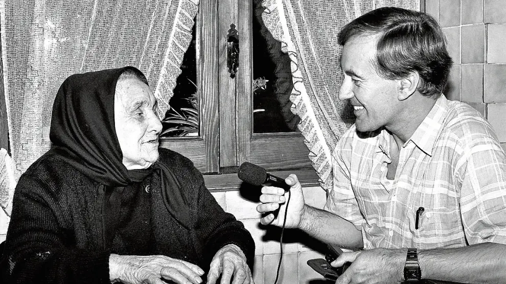 Brian Mott, entrevistando a Antonia Mur Bielsa, de casa Zueras, Gistaín, el 7 de octubre de 1991.