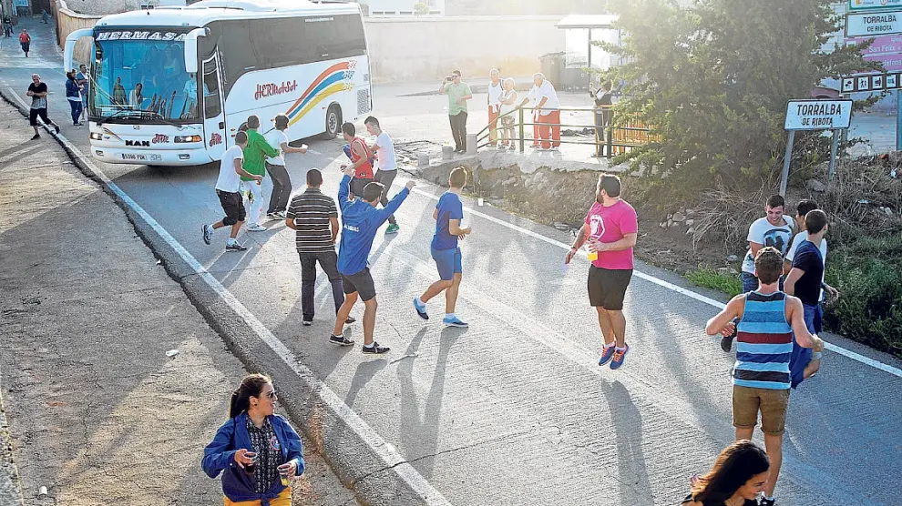 Los jóvenes torralbinos corrieron ayer entre risas en el tradicional 'Encierro del bus'.