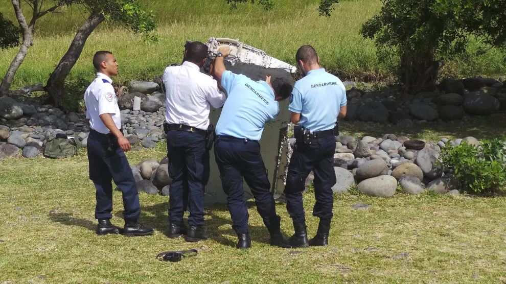 Restos del avión hallados en aguas cercanas a La Reunión.