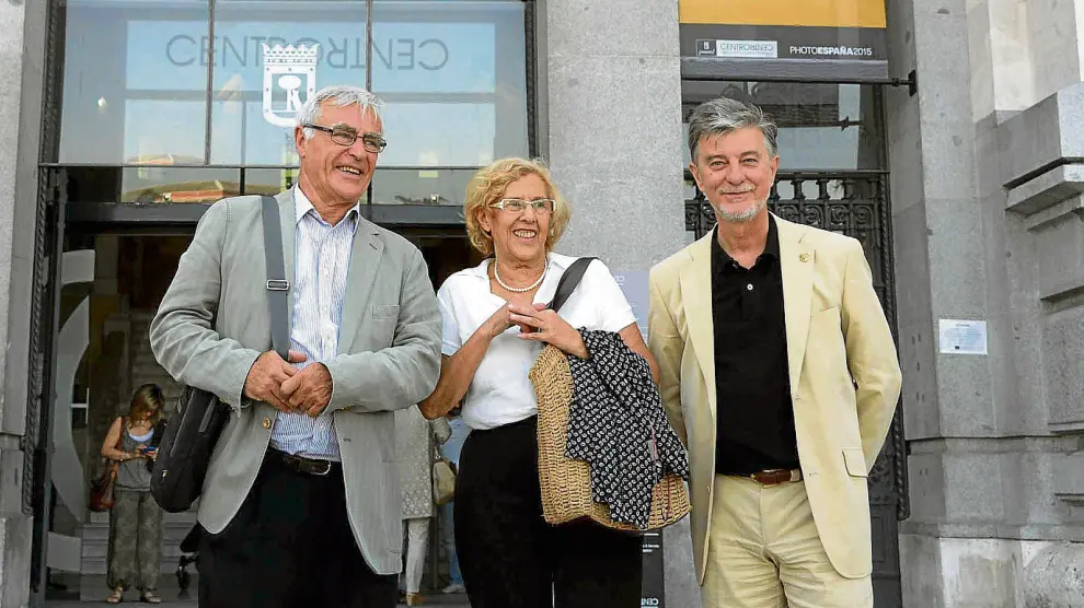 Los alcaldes Joan Ribó (Valencia), Manuela Carmena (Madrid) y Pedro Santisteve (Zaragoza) ayer en la madrileña plaza de Cibeles.