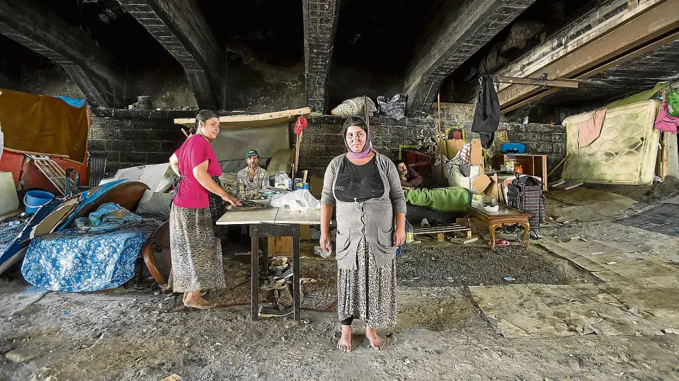 La abuela de la familia y una de sus hijas con su marido, debajo del conocido como puente de los Gitanos.