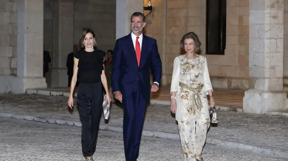 Los Reyes Felipe VI y Letizia, junto a la reina Sofía en el Palacio de la Almudaina de Palma de Mallorca.