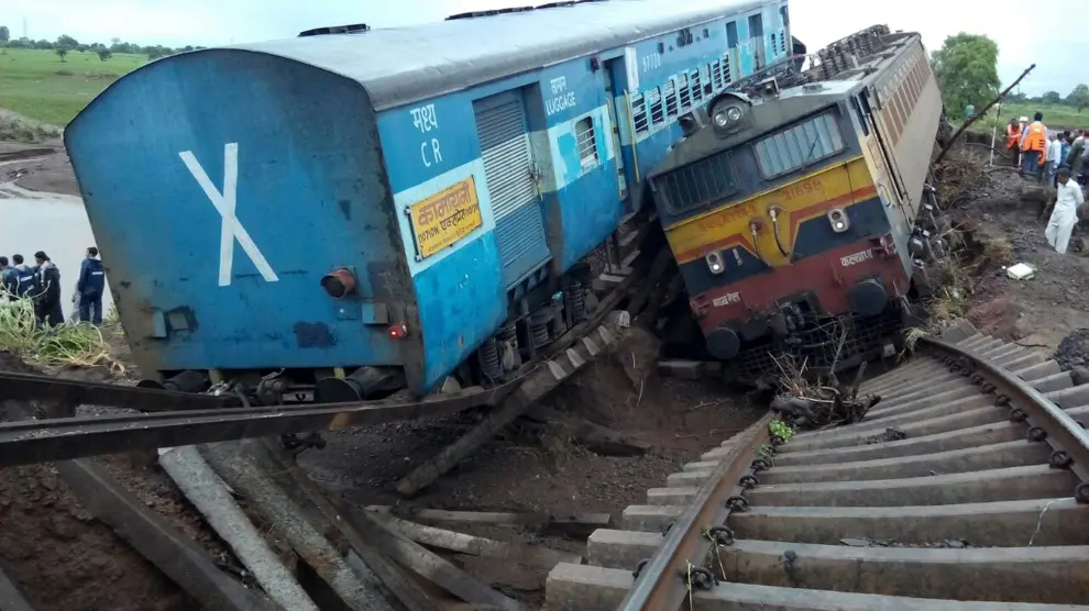 Dos trenes descarrilaron en el mismo lugar a causa de daños en las vías provocados por las lluvias.