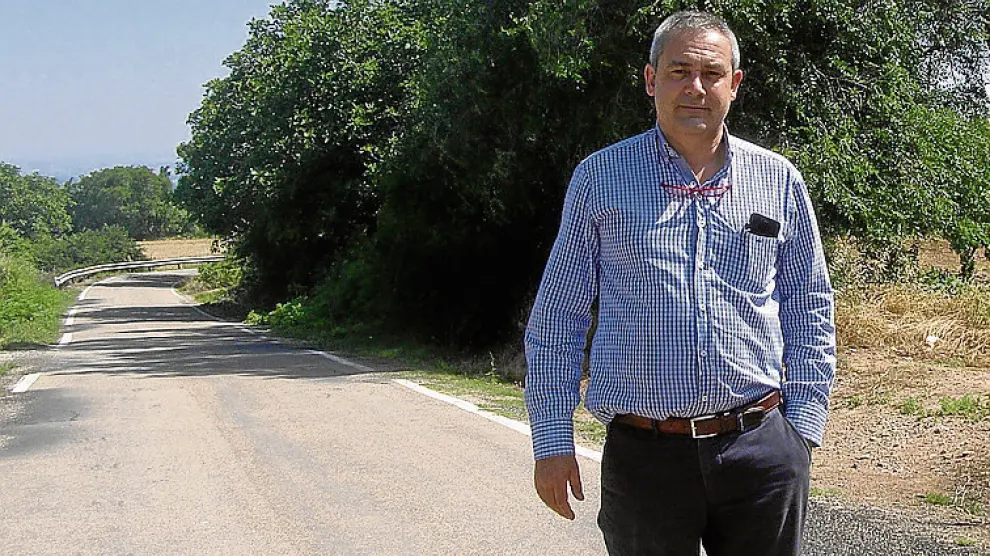 El alcalde de Grisel, Javier Martínez, en la carretera.