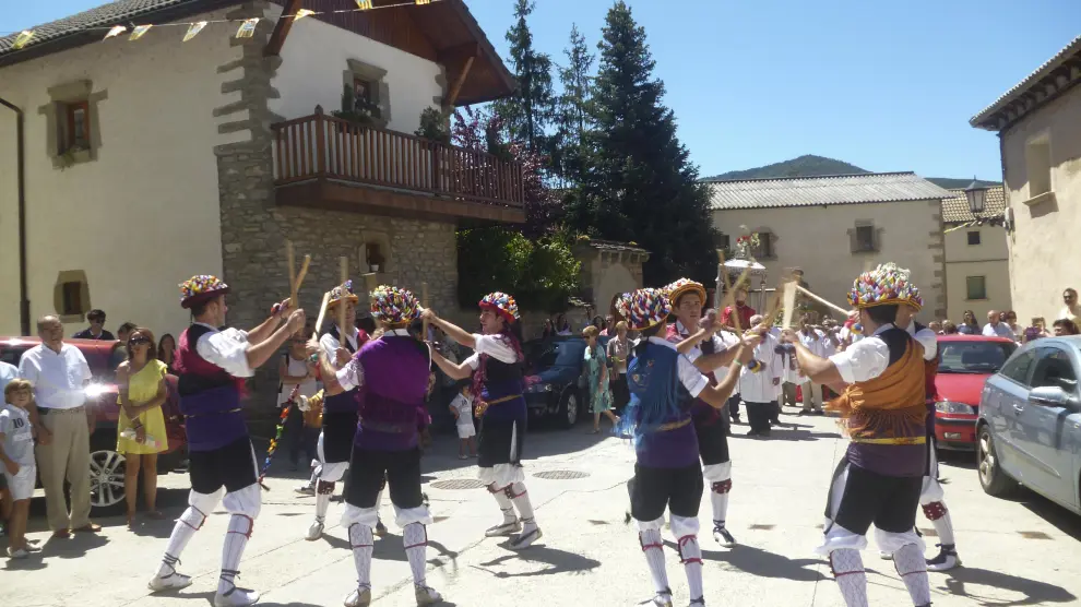 Los danzantes actuaron ayer para los vecinos de Yebra en su última jornada festiva.
