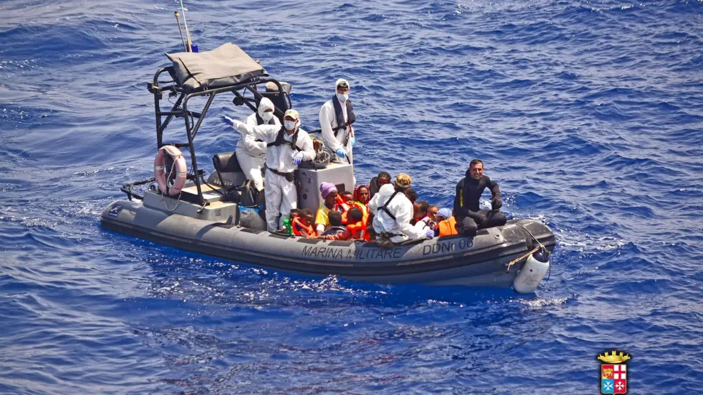 Rescate por parte de miembros de la marina de los inmigrantes que viajaban en la embarcación llamada Mimbelli.