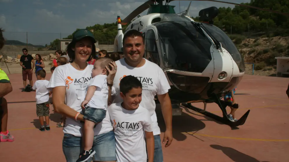 El pequeño Hugo, junto a sus padres y su hermano, durante el aterrizaje 'solidario' que ha realizado en Borja la Guardia Civil.
