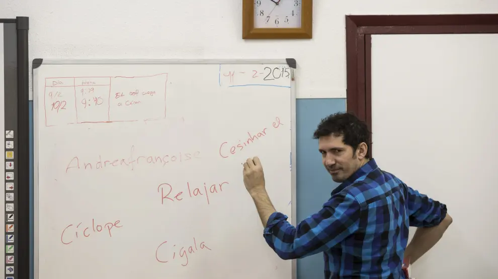 César Bona durante una de las clases en el CEIP Puerta Sancho.