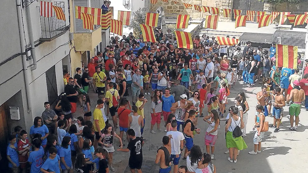 Los vecinos de Ariño, reunidos en la plaza Mayor dan la bienvenida a las fiestas.