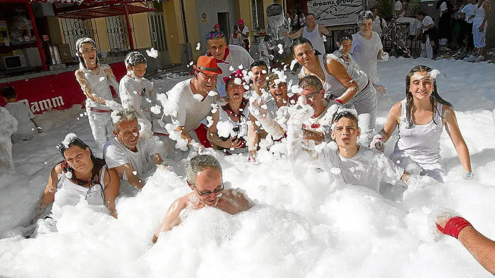 Los peñistas de La Botera disfrutaron de un refrescante baño de espuma.