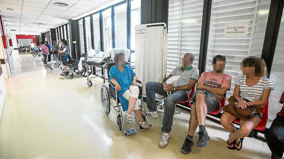 A primera hora de la tarde, algunos pacientes esperaban en los pasillos que rodean los boxes de Urgencias del hospital Clínico.