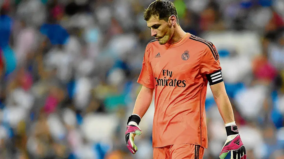 Iker Casillas, con la camiseta y el brazalete de capitán del Real Madrid.
